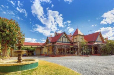 Broken Hill motel is pure gold in silver town