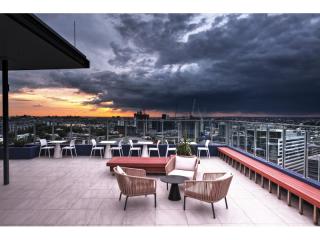 Exclusive Executive Lifestyle & Business Opportunity – Inner-City Brisbane