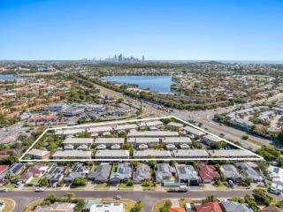 EXCEPTIONAL BUSINESS ROI, LOW MULTIPLIER + LIFESTYLE IN BURLEIGH WATERS | Resort Brokers ID : MR009077