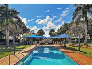 BAYSIDE’S BEST BUY – LARGE LOWSET HOME & BUSINESS OFFERED AT 2X MULTPLIER | Resort Brokers ID : MR008964